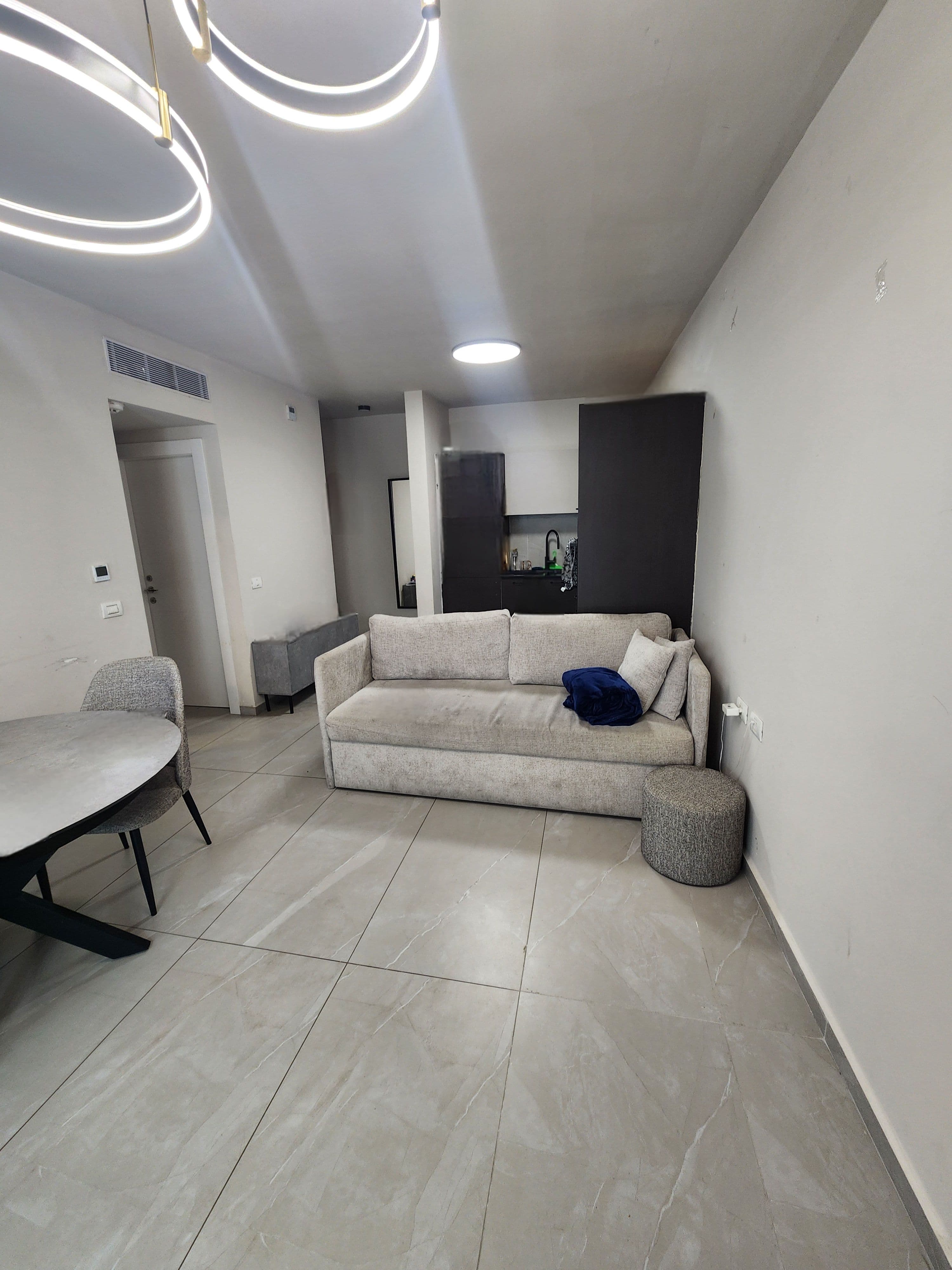 Short term, beautiful, airy and spacious apartment