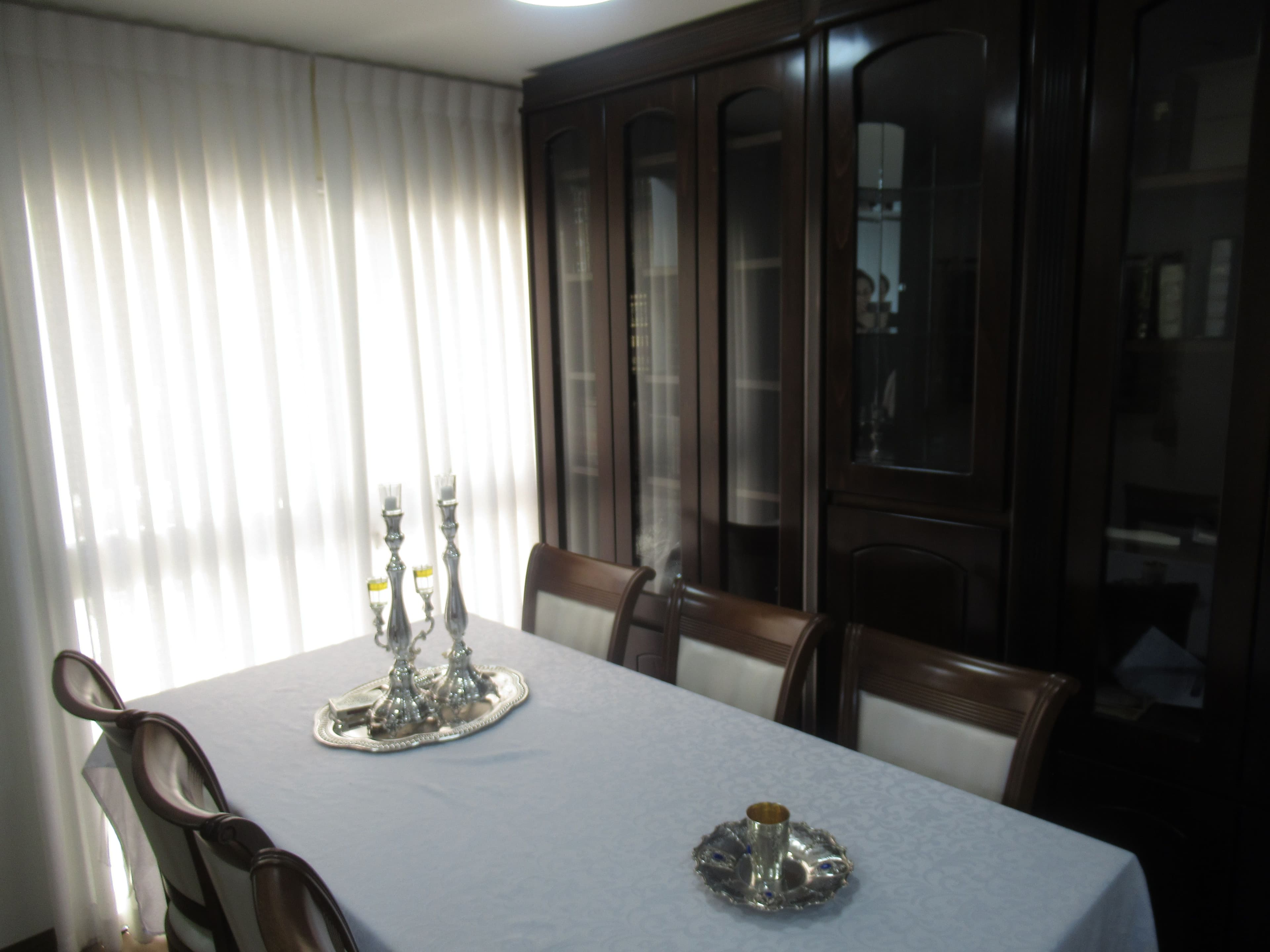 stunning 2 bedroom apartment available now.