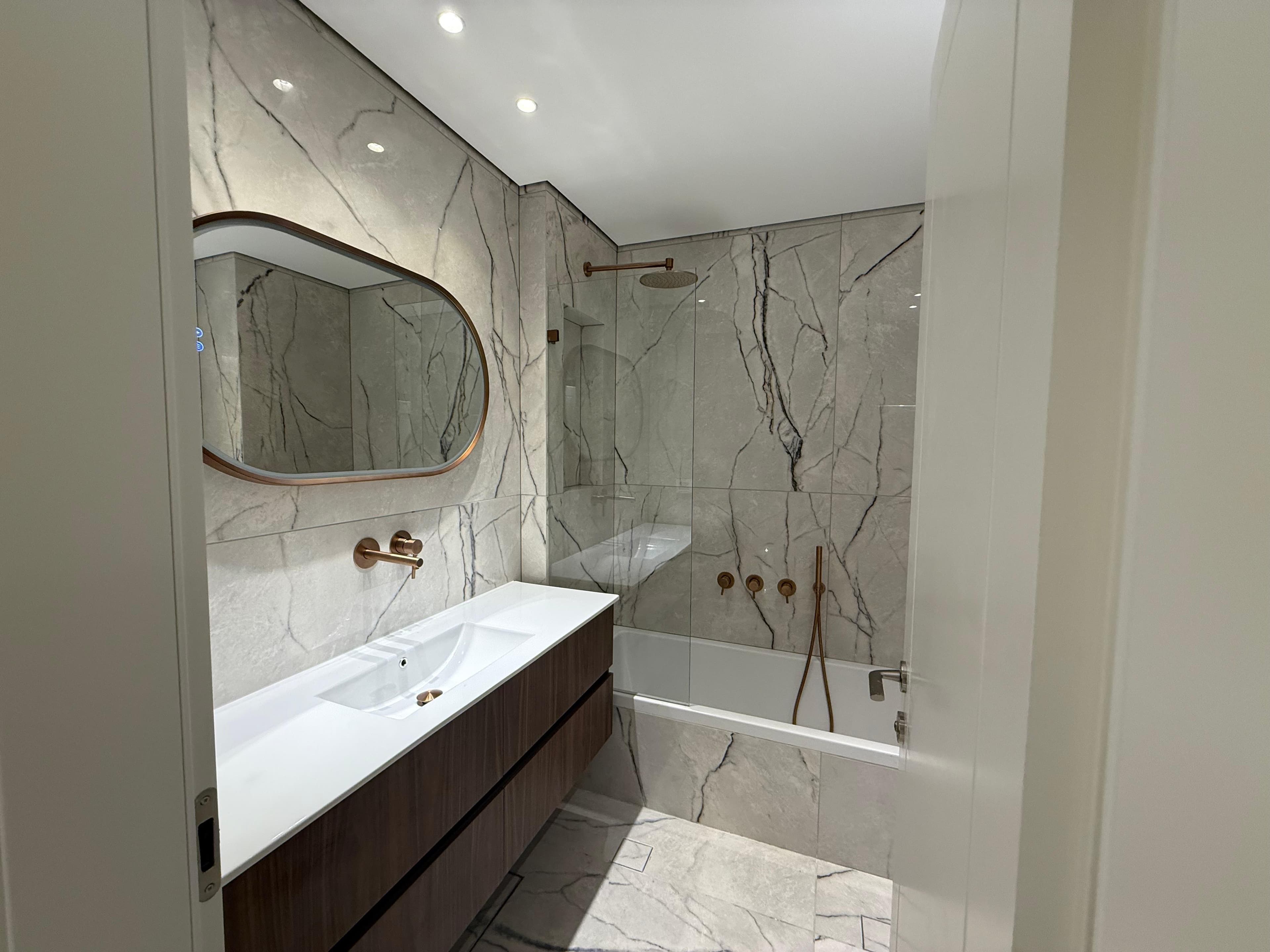 Luxurious high-end 3-bedroom apartment